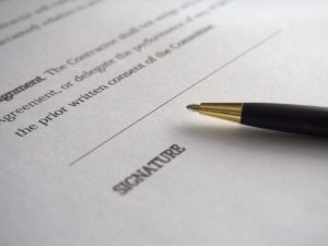 un contrat corrigé, juste, qui va pouvoir être signé