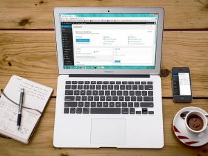 un ordinateur avec un site wordpress qui peut être corrigé par Correction En Ligne