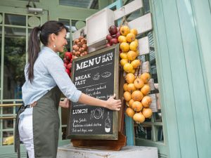 le menu d'un restaurant corrigé est accroché en vitrine pour attirer les clients